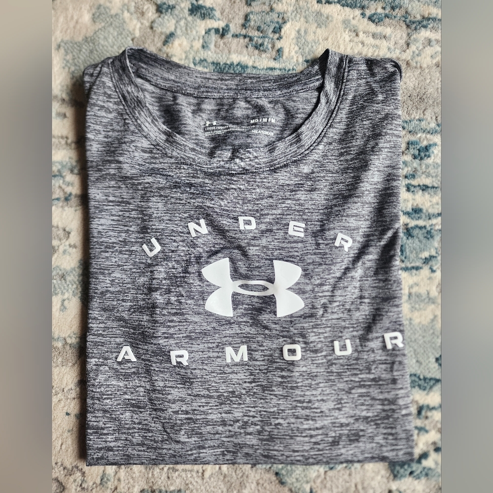 Under Armour Womens HeatGear Athletic Shirt Size Medium